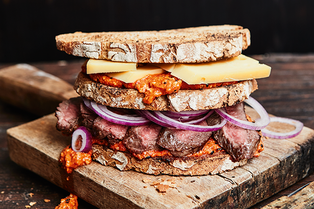 Steak Sandwich mit Swizzrocker® und gerösteter Paprika-Sesam-Creme